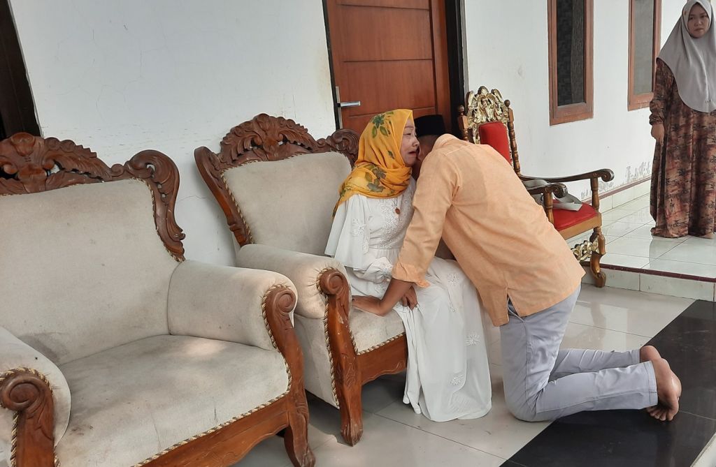 Pilkada Situbondo 2024: Rio Sungkem ke Ibu Sebelum Nyoblos