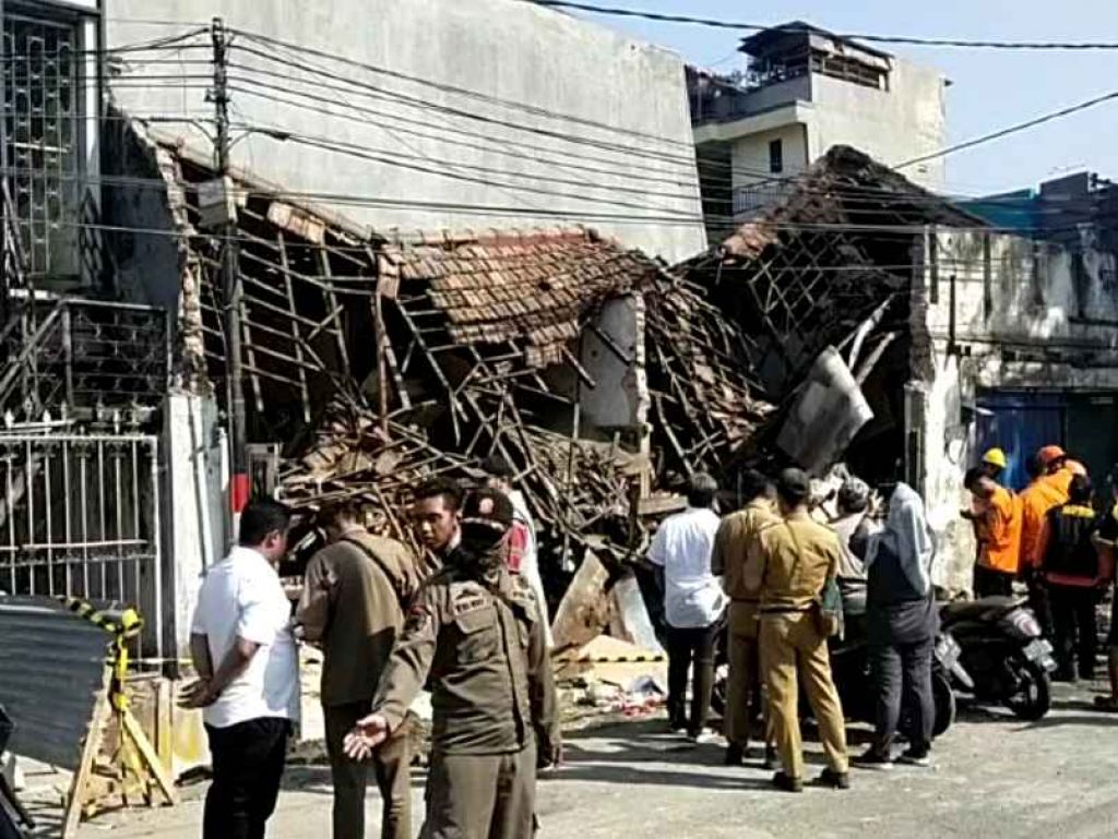 3 Ruko Milik Warga Surabaya Ambruk, Diduga Dampak Proyek Gorong Gorong