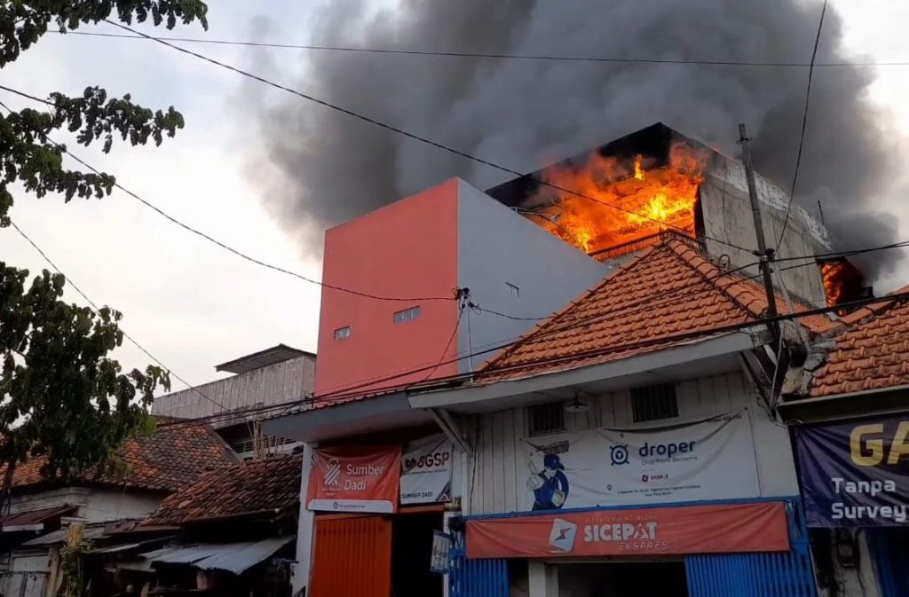 Ruko Sembako di Surabaya Terbakar, 12 Mobil Damkar Dikerahkan