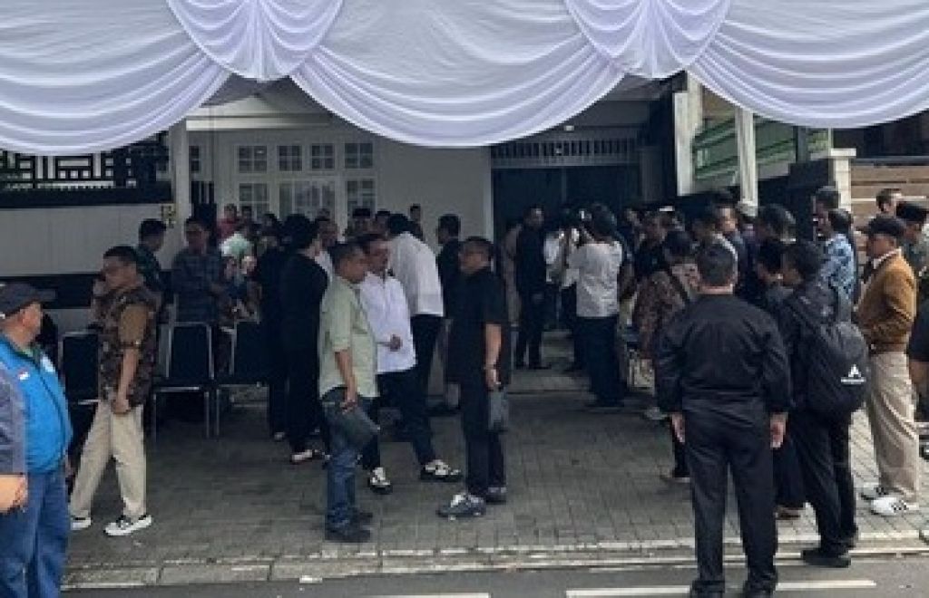 Rumah Duka Haerul Saleh Dipenuhi Pelayat dan Karangan Bunga Duka