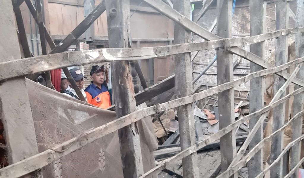 Rumah Warga di Suboh Situbondo Ambruk