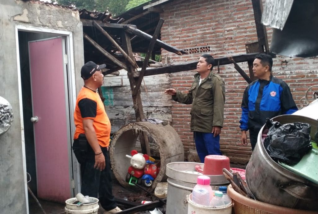 Rumah Warga di Situbondo Ambruk Diterjang Hujan Angin