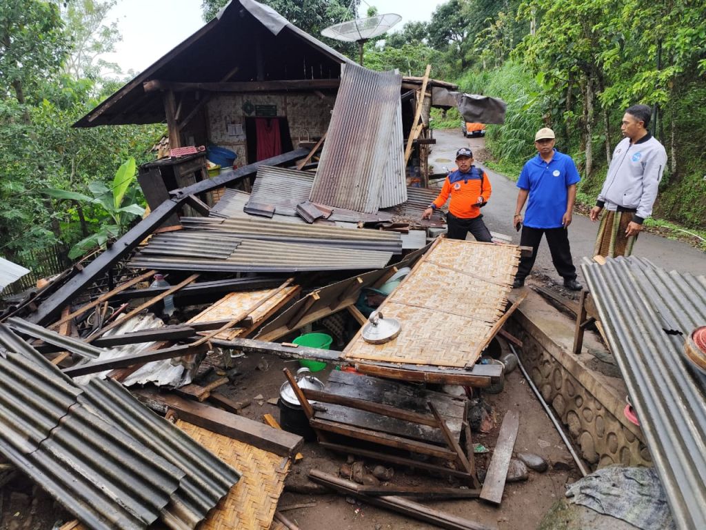 Rumah Warga di Situbondo Ambruk Tertimpa Material Longsor