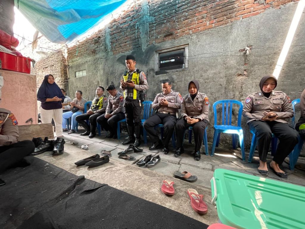 Polrestabes Surabaya Berbelasungkawa pada Keluarga Pasutri Korban Kecelakaan Kijang