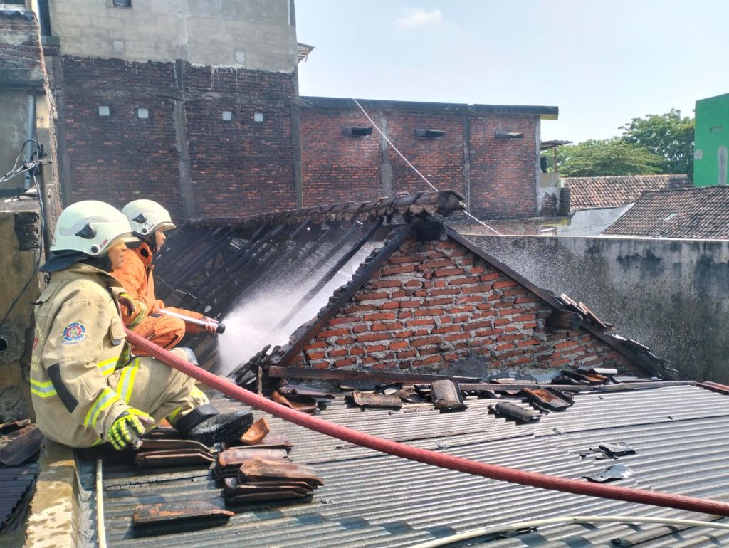 3 Kamar Kos dalam Satu Rumah di Semolowaru Surabaya Terbakar