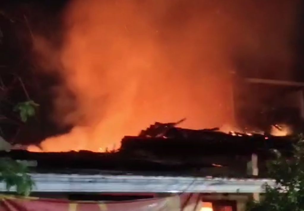 Rumah Kosong 2 Tahun di Surabaya Terbakar Sambar Rumah Tetangga