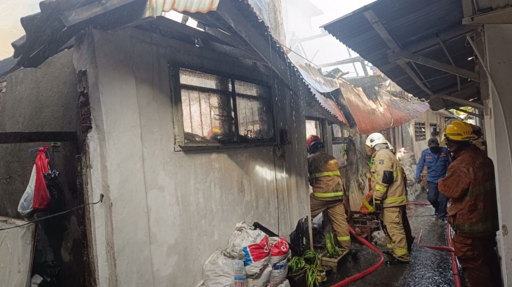Rumah 2 Lantai di Surabaya Terbakar, Diawali Suara Ledakan