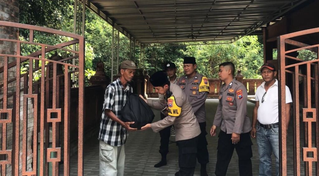 Polisi di Mojokerto Salurkan Paket Sembako pada Warga yang Membutuhkan
