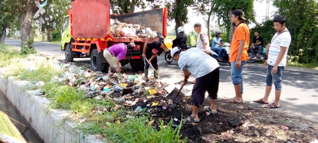 Pemdes Koncer Kidul dan Pemkab Bondowoso Bersihkan Sampah di Tepi Jalan