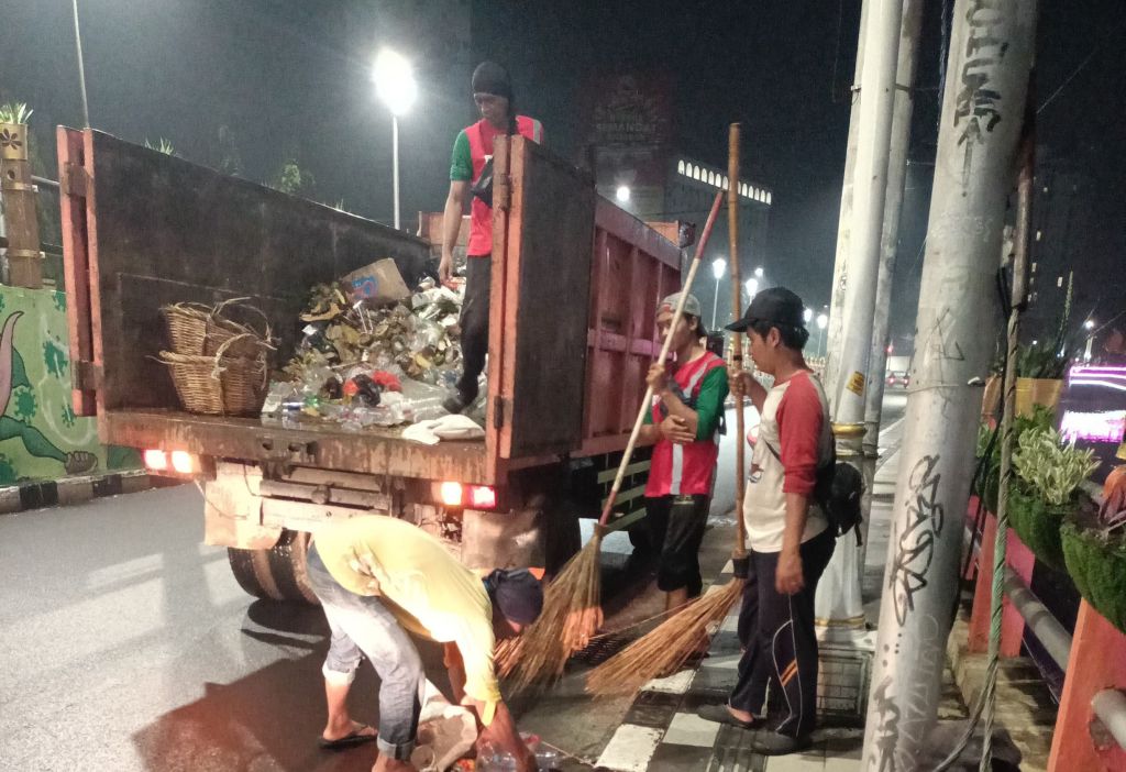 Sampah Malam Tahun Baru 2024 di Surabaya 15 Ton Lebih, Disapu 150 Personel