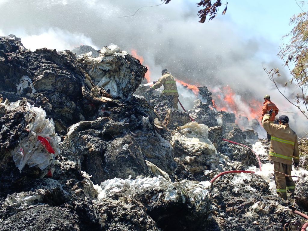Tumpukan Sampah Plastik Setinggi 3 Meter Terbakar Hebat di Gresik