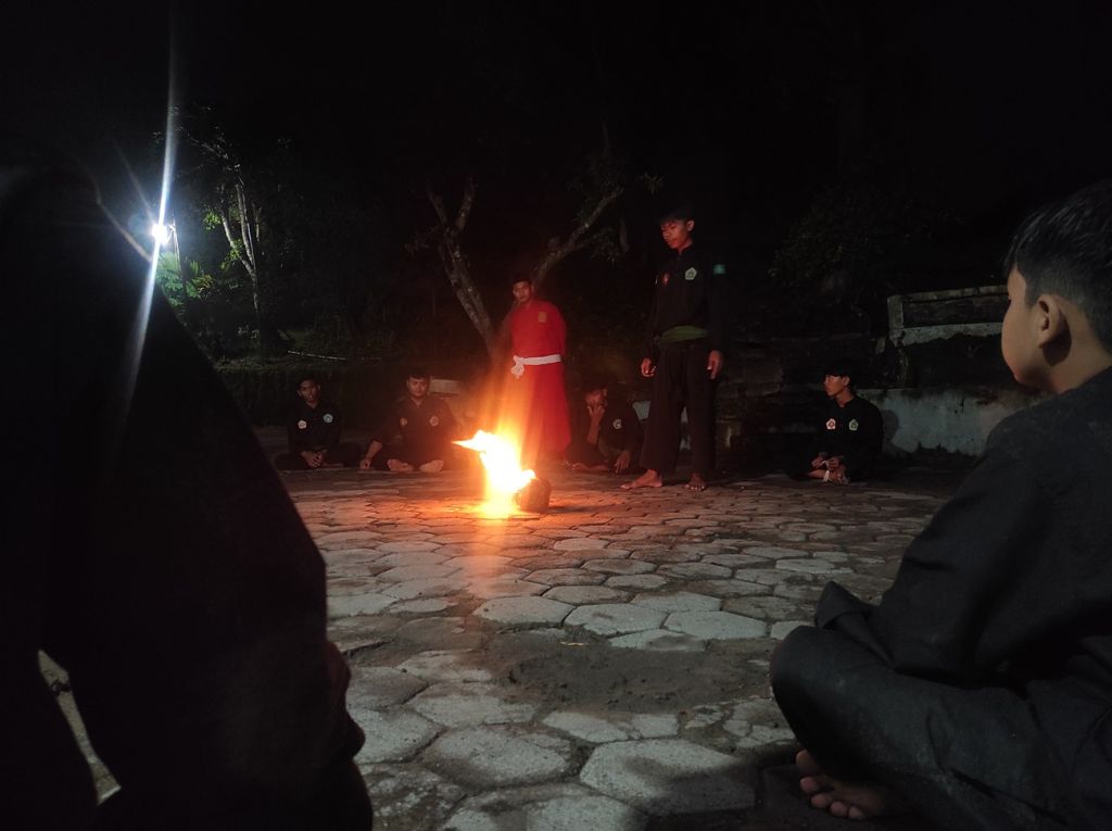 Tradisi Sepak Bola Api Santri di Mojokerto: Menjaga Harmoni, Kuatkan Persaudaraan