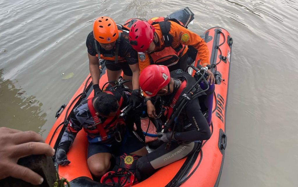 Pencarian Siswi SMP Tenggelam di Sungai Surabaya Berakhir