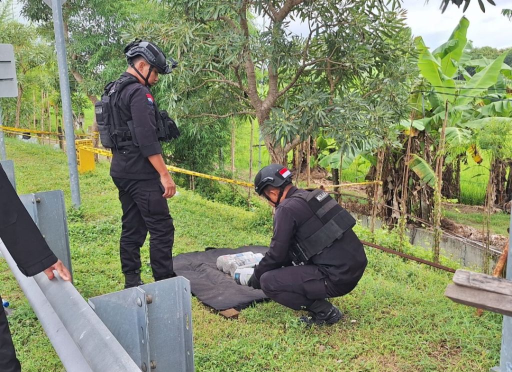 Bingkisan Berisi Empat Petasan Ditemukan di Pintu Keluar Tol Madiun