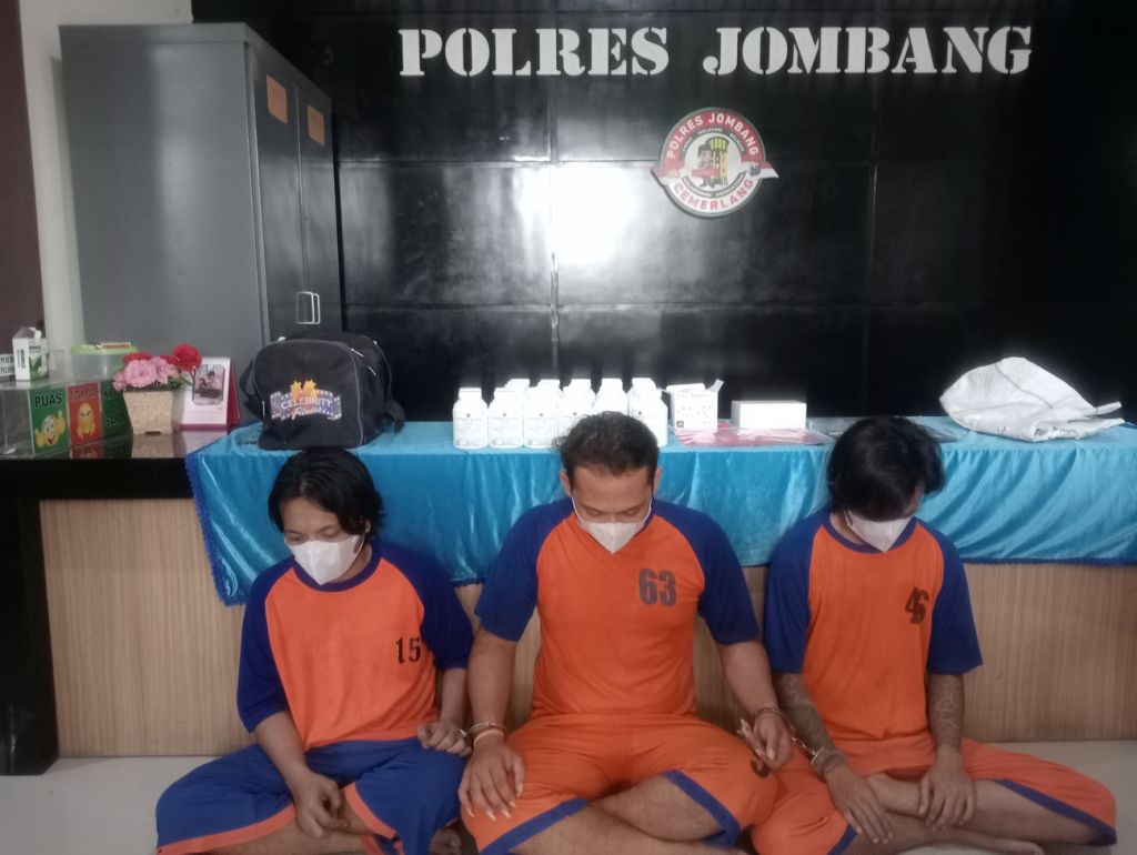 Edan! Tiga Orang Satu Keluarga Terlibat Peredaran Sabu dan Pil Koplo di Jombang