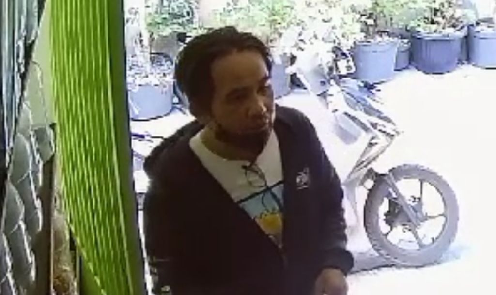 Beli Rokok Pakai Uang Palsu di Surabaya, Pelaku Terekam CCTV