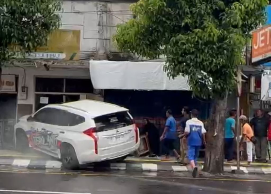 Ini Penyebab Pajero Tabrak Ruko dan Kios Emas di Jember