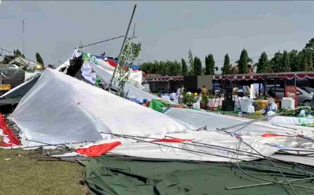 6 Tenda Stand Bulaga di Jombang Ambruk Diterjang Angin