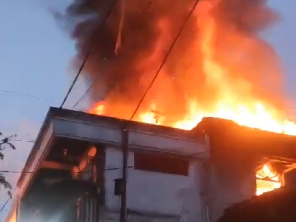 Rumah 2 Lantai di Surabaya Ludes Terbakar, 1 Orang Masuk Rumah Sakit