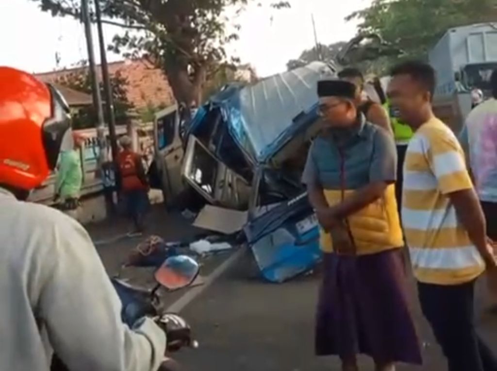 Kecelakaan Maut Elf Tabrak Towing di Banyuwangi, 4 Orang Tewas