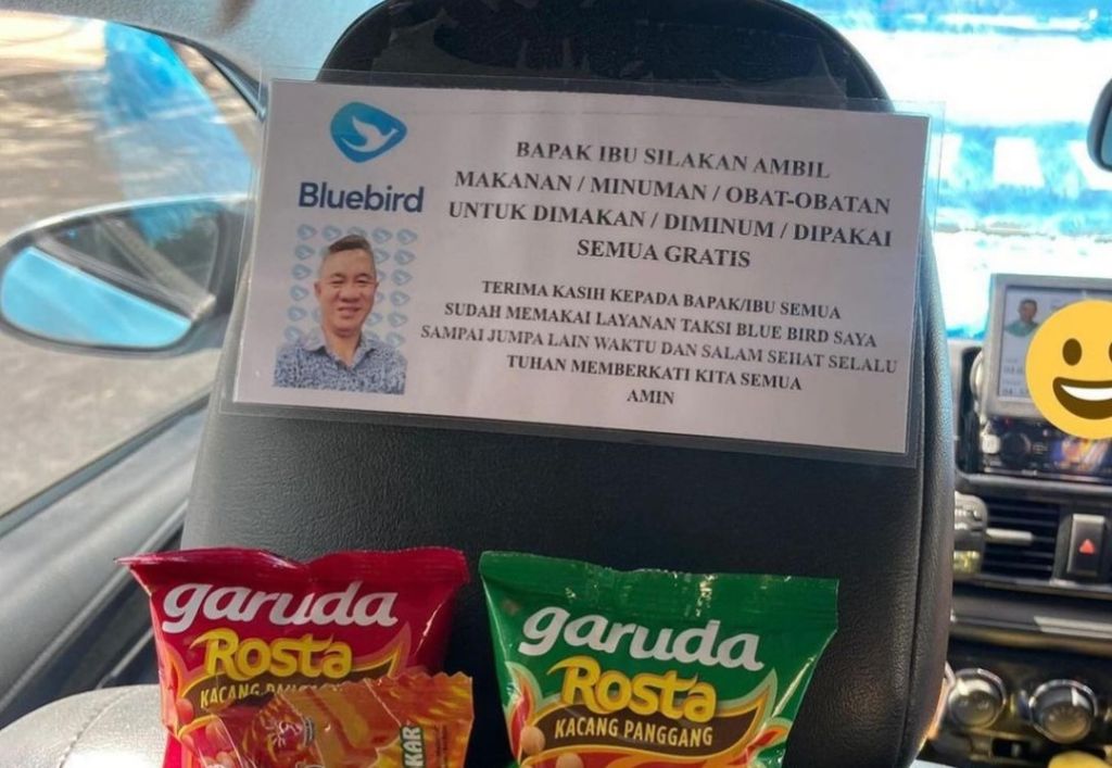 Viral Sopir Taksi Online di Surabaya Gratiskan Makanan dan Obat-obatan Bagi Penumpang