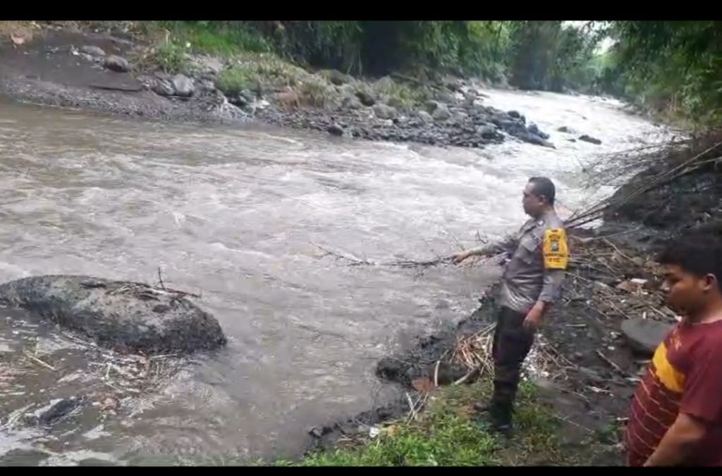 Warga Jember Digegerkan Mayat Bayi Perempuan Tersangkut Sampah Sungai