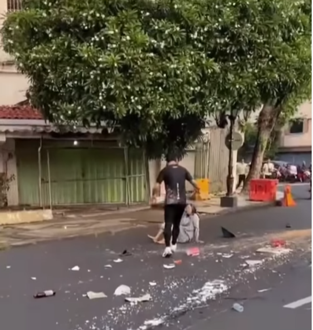 Aksi Heroik Wamendagri Tolong Ibu Pedagang Sate Tertabrak Taksi di Surabaya
