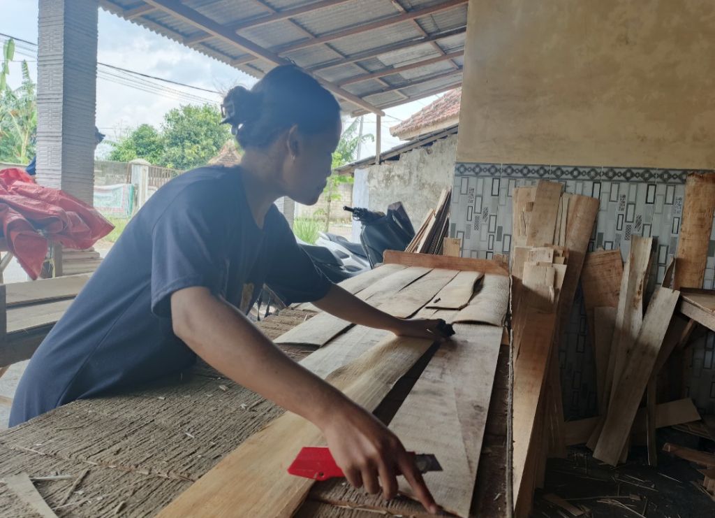 Sulap Limbah Kayu Jadi Cuan hingga Serap Tenaga Kerja Mak-mak Banyuwangi