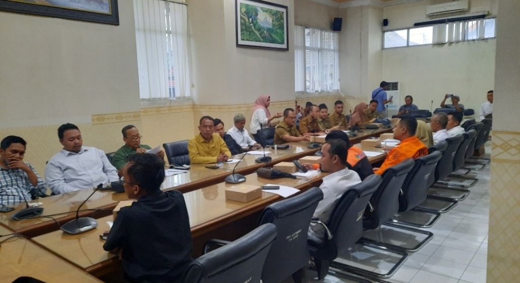 Pertanyakan Kejelasan Status, Puluhan Honorer Geruduk DPRD Situbondo