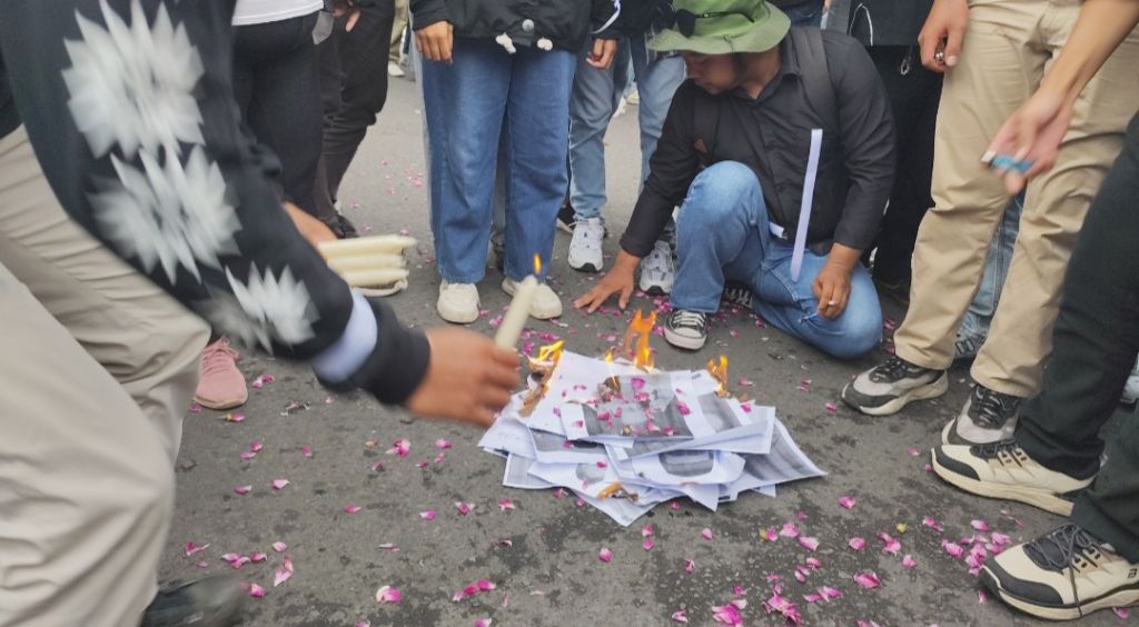 Demo di Jember, Mahasiswa Bakar Foto Menteri Kabinet Merah Putih