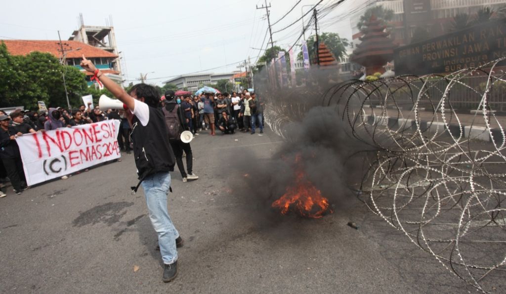 Demo Indonesia Gelap Digelar Lagi di Surabaya, Mahasiswa Teatrikal hingga Bakar Ban