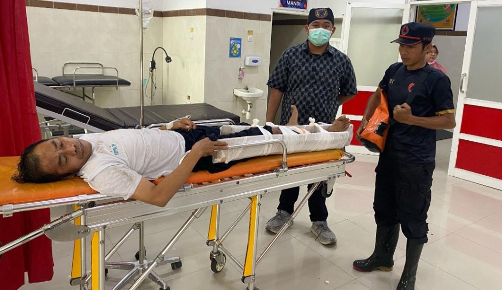 Pemotor Patah Kaki Gegara Tertimpa Pohon Tumbang di Jember