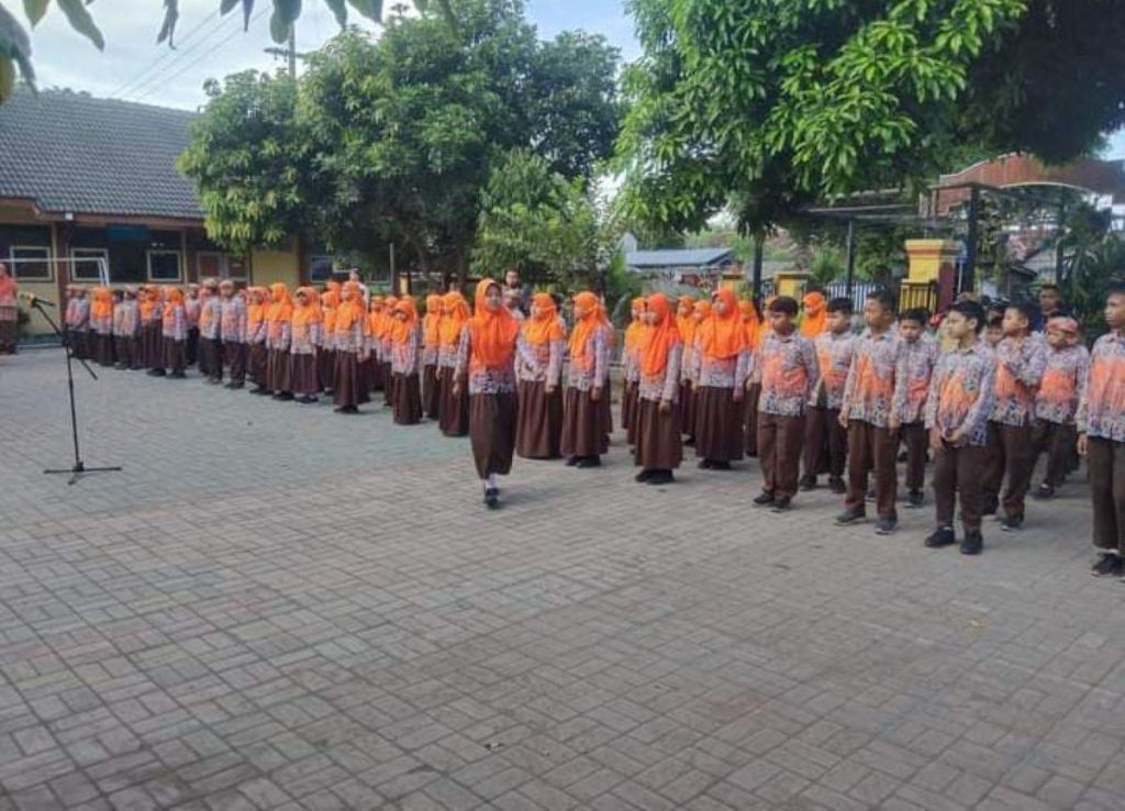 Murid SDN 2 Wringinanom Situbondo Dilarang Pakai Seragam Berwarna Orange, Ada Apa?
