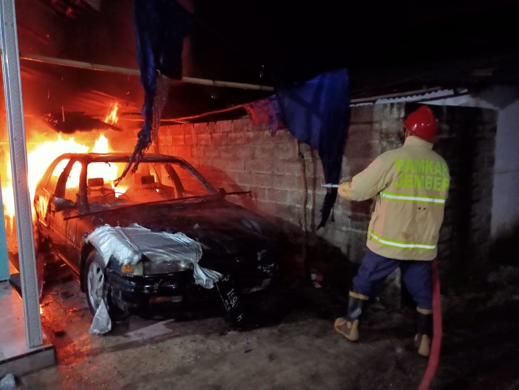 Jelang Sahur Sedan Honda Accord di Jember Terbakar Dalam Garasi