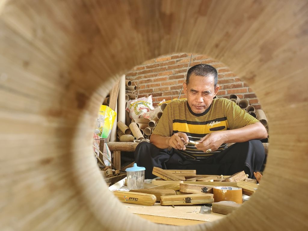 Pria di Mojokerto Sulap Bambu Jadi Produk Ramah Lingkungan Nan Artistik