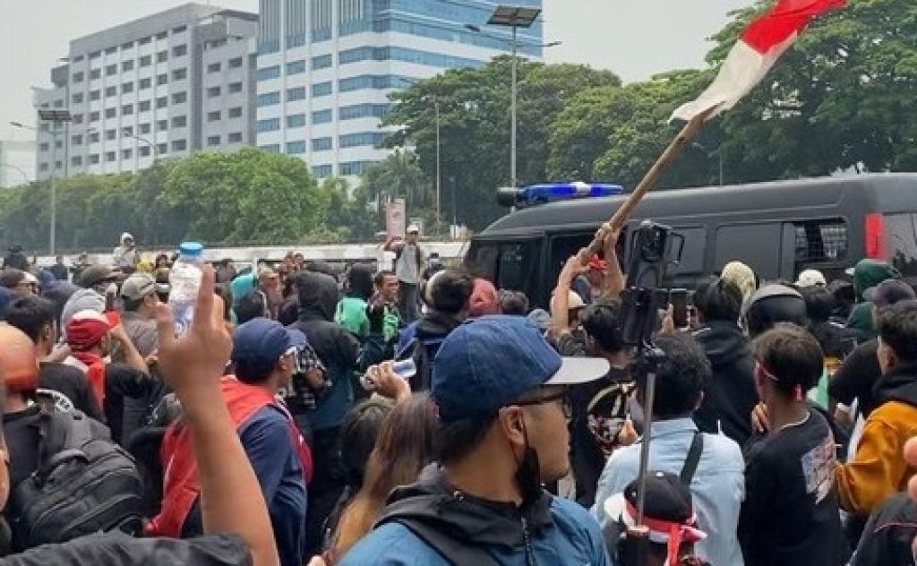 Demo 25 Agustus Pecah di DPR: Ribuan Massa Geruduk Senayan, Isu Gaji DPR Jadi Sorotan