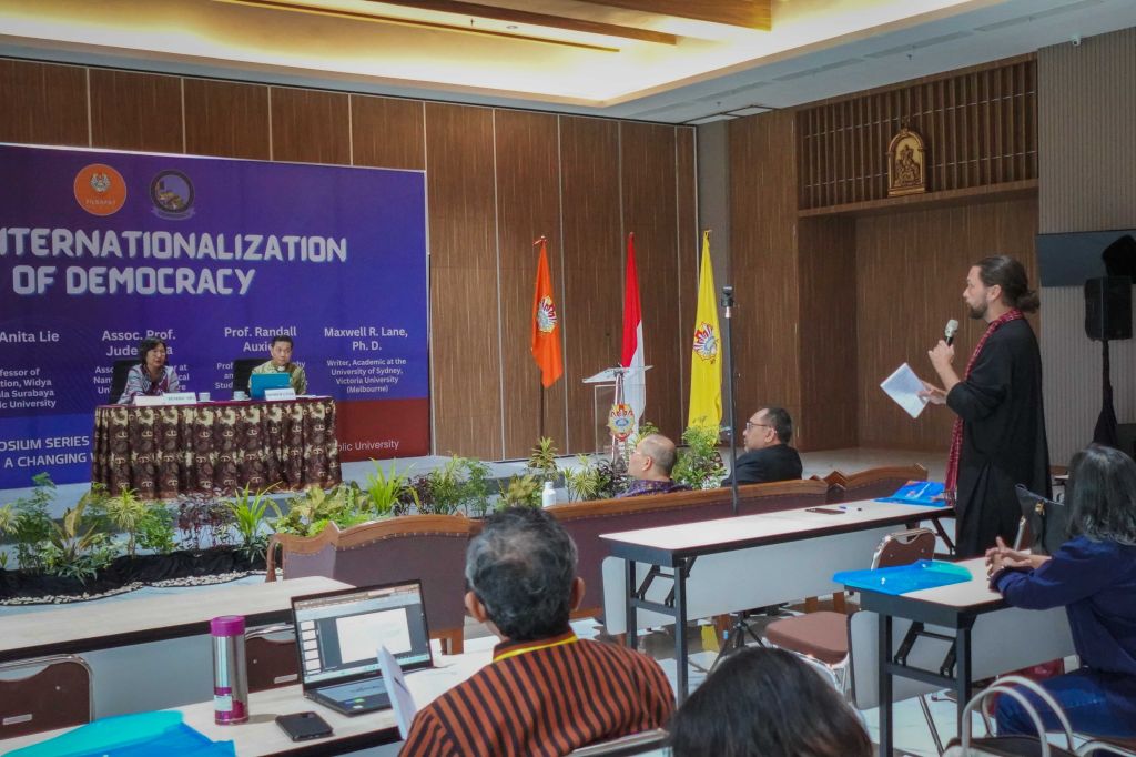 UKWMS Gelar Symposium Internationalization of Democracy Libatkan Peserta Luar Negeri