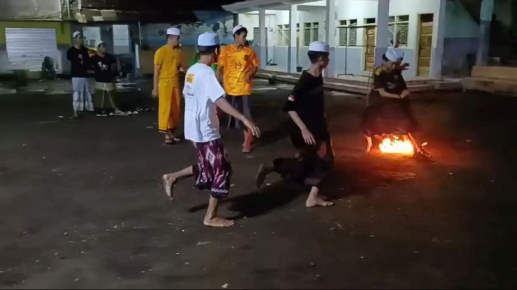 Santri Bani Rancang Probolinggo Main Bola Api Sebagai Ajang Tes Kekebalan