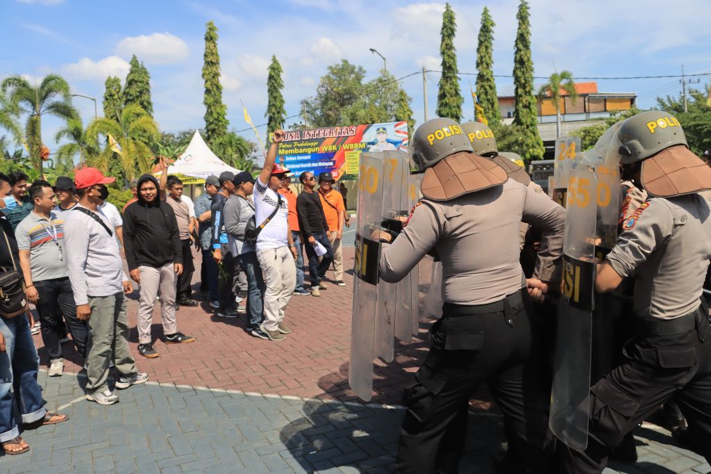 Polres Probolinggo Gelar Simulasi Sispamkota Atasi Potensi Kericuhan di Pilkada 2024