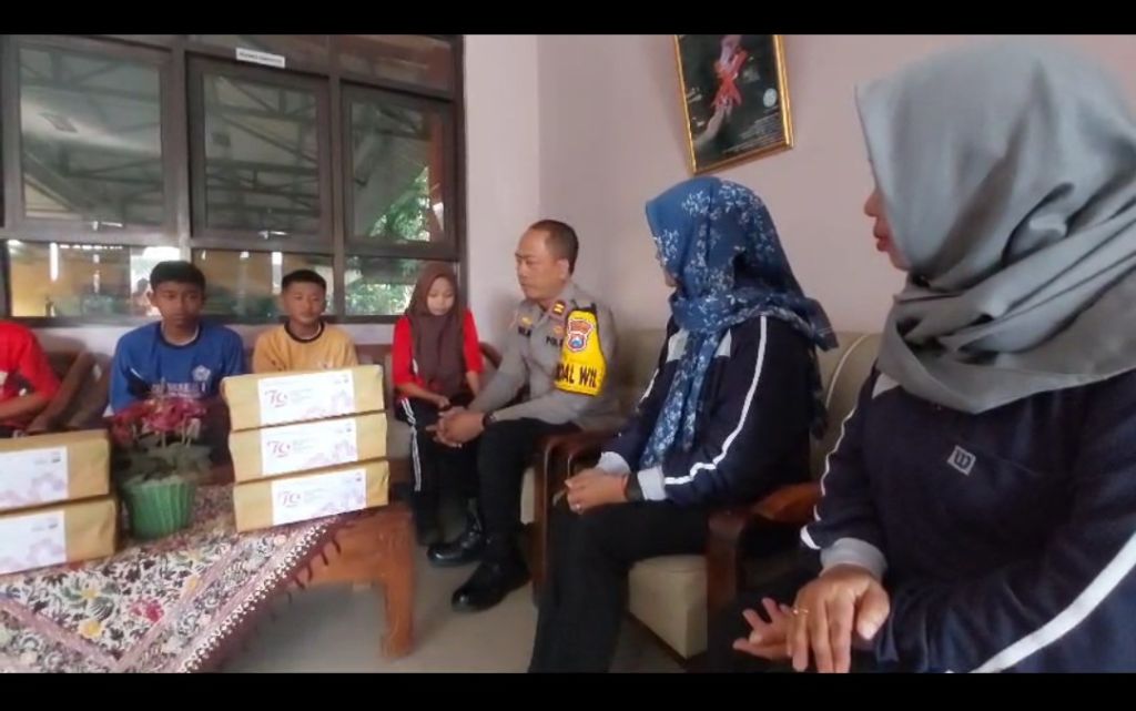 Dapat Sepatu dari Polisi, Wajah 5 Siswa SMP di Mojokerto Semringah