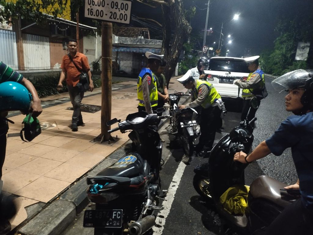 Patroli Skala Besar di Surabaya Jaring Penjual Miras dan Motor Knalpot Brong