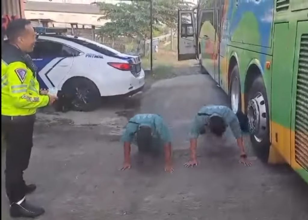 Bus Ngeblong Antrean Kendaraan di Rel KA Kota Mojokerto, Sopir-Kernet Dihukum Pus Up