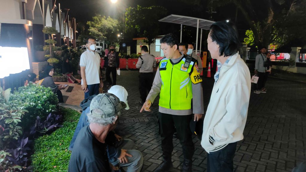 Sopir Mabuk, Pikap Panther Tabrak Motor Parkir di Surabaya