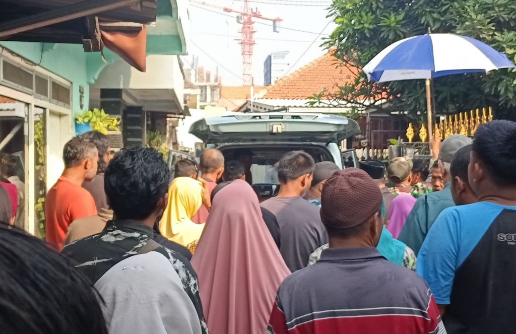 Tangis Haru Iringi Pemakaman Balita Tenggelam di Sungai Gunungsari Surabaya
