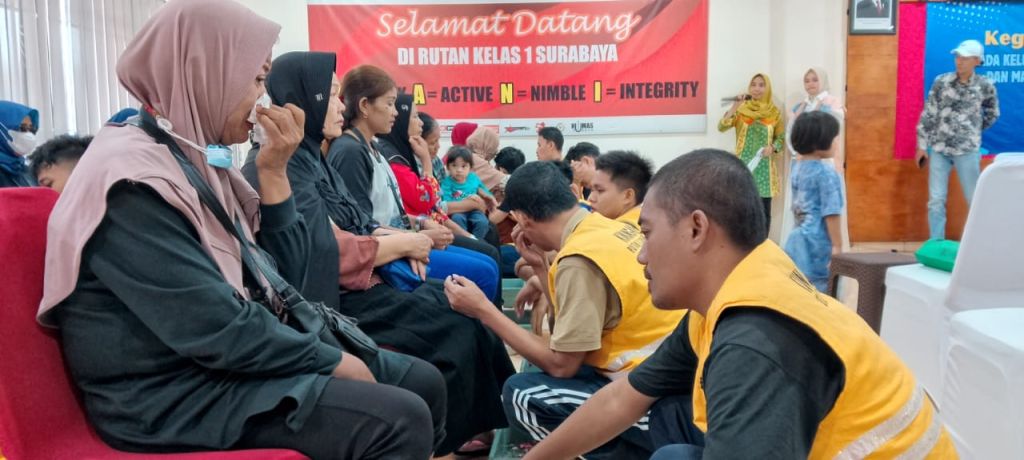 Isak Tangis Warga Binaan Rutan Surabaya Pecah ketika Momen Sungkem pada Ibunda
