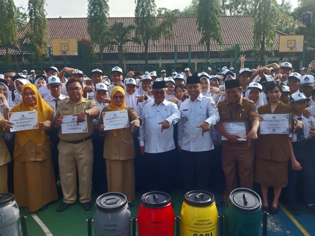 Hari Pertama Sekolah, Mendikdasmen dan Wali Kota Depok Ingatkan Siswa Bijak Gunakan Teknologi