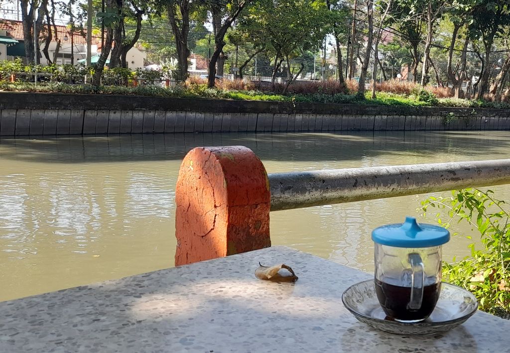 Menikmati Waktu Santai di Sentra Wisata Kuliner Ketabang Kali Surabaya, Sejuknya...