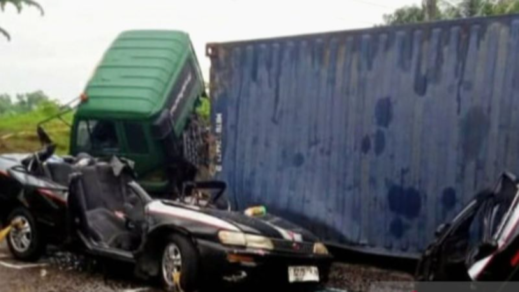 Tragedi di Karawang: Truk Kontainer Tabrak Sedan, Ayah, Ibu & Balita Tewas di Lokasi