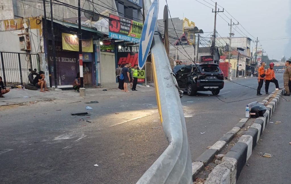 Mobil Xpander Cium Tiang PJU di Surabaya Hingga Terbalik