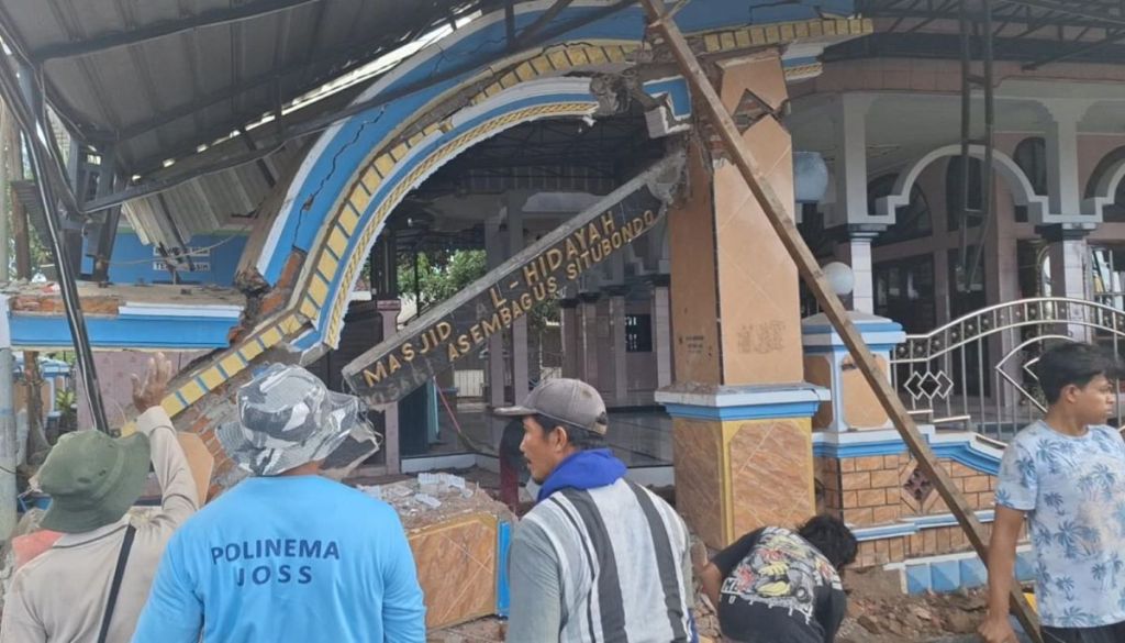 Tancap Gas, Trailer Tabrak Masjid di Jalur Pantura Situbondo